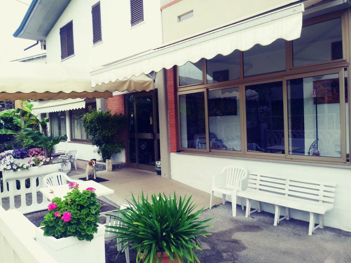Hotel Villa Claudio Marina di Massa Exterior foto