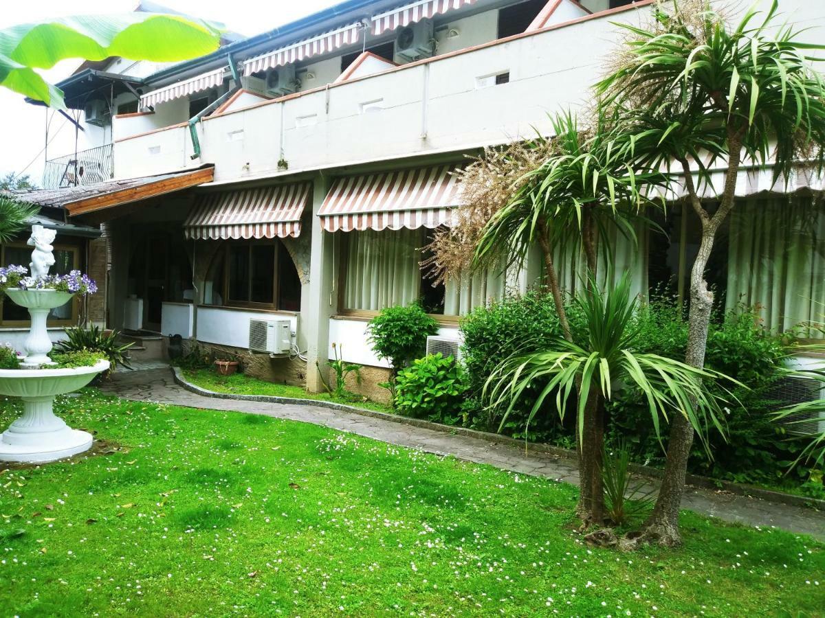 Hotel Villa Claudio Marina di Massa Exterior foto